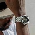 Серебристый Maurice Lacroix Maurice Lacroix Aikon Automatic AI6008-SS002-331-2 на белом фоне — вид анфас