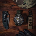 Боковая сторона корпуса Casio Casio G-Shock GWG-1000-1A3 с заводной головкой и логотипом бренда