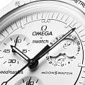 Swatch Swatch x Omega Bioceramic Moonswatch Mission to the Moonphase - Full Moon SO33W700  наручные женские часы фото под углом.