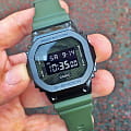 Casio GM-5600B-3ER мужские часы застежка крупным планом