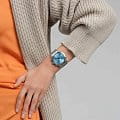 Swatch YVS528G женские часы застежка крупным планом