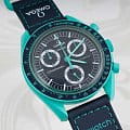 Swatch Swatch x Omega Bioceramic Moonswatch Mission on Earth: Polar Lights SO33L103 , наручные мужские часы фото под углом
