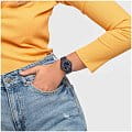 Swatch SO28N702 женские часы застежка крупным планом