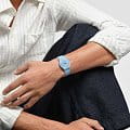 Swatch SO28S704 женские часы застежка крупным планом
