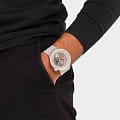 Swatch SB01K100 мужские часы застежка крупным планом