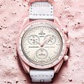 Swatch Swatch x Omega Bioceramic Moonswatch Mission to Venus SO33P100 , наручные женские часы фото под углом