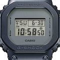 Casio GM-5600MF-2E наручные мужские часы застежка крупным планом